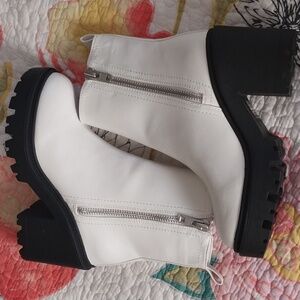 Urban Outfitters Dual Silver Zip Chunky Platform Rubber Soles Size 8M. LIKE NEW